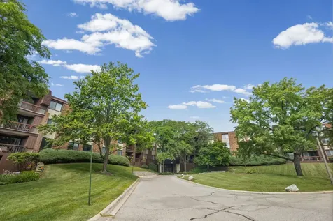 440 Raintree Court Glen Ellyn IL 60137