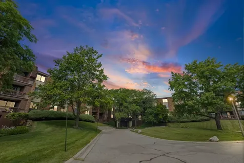 440 Raintree Court Glen Ellyn IL 60137