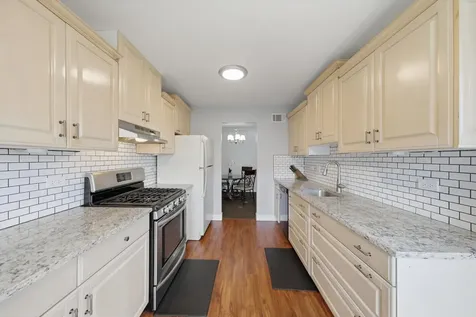 831 East Carriage Lane Palatine IL 60074