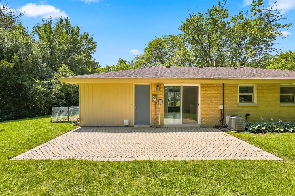 924 Bradford Lane Schaumburg IL 60193