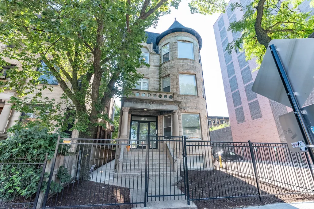 3927 North Clarendon Avenue Chicago IL 60613