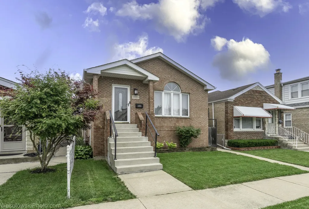 3525 North Pioneer Avenue Chicago IL 60634