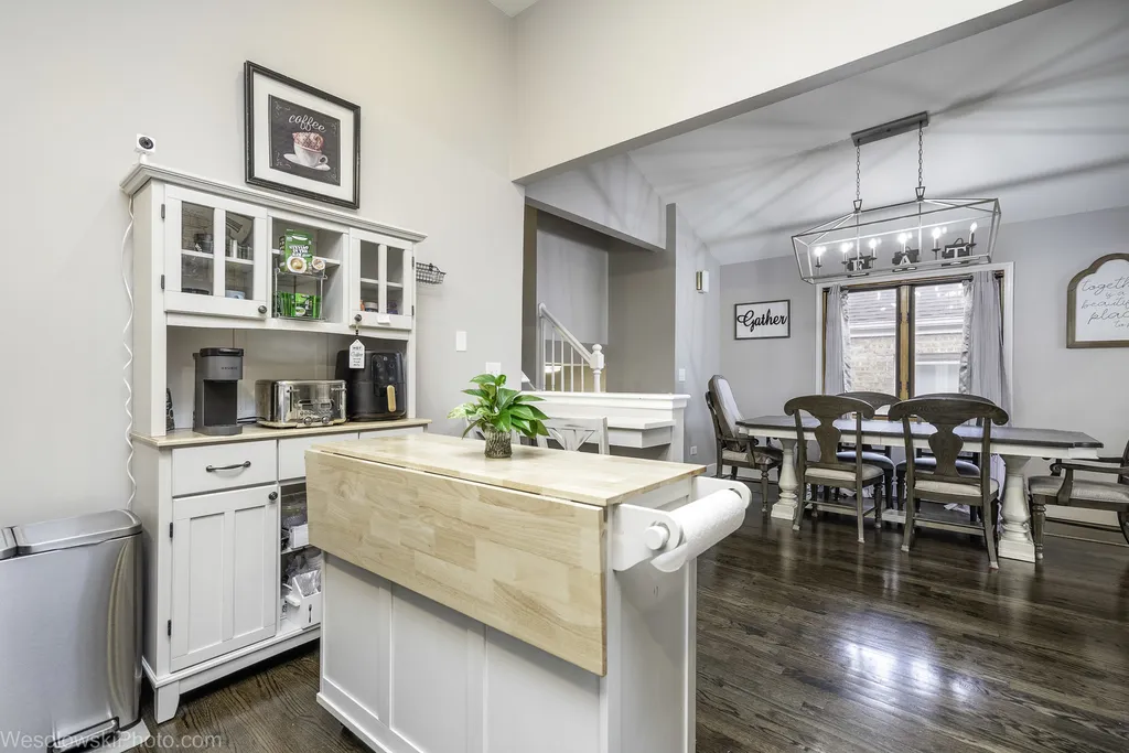 3525 North Pioneer Avenue Chicago IL 60634