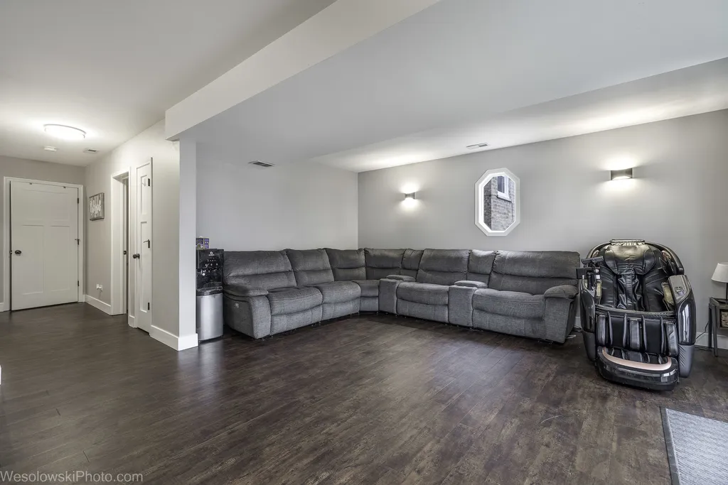 3525 North Pioneer Avenue Chicago IL 60634