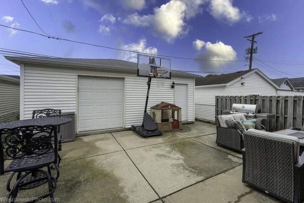 3525 North Pioneer Avenue Chicago IL 60634