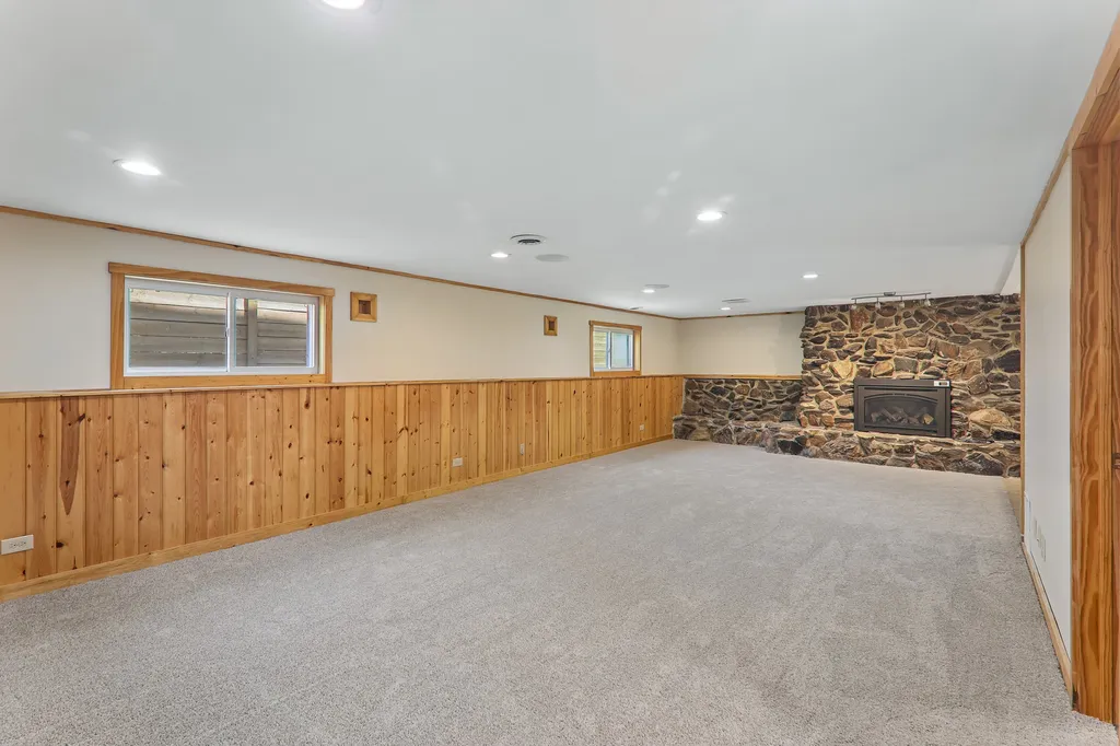 327 Oakwood Drive Antioch IL 60002