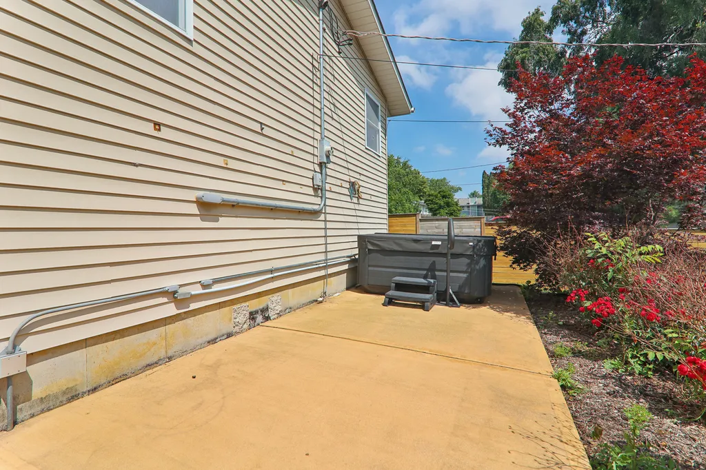 327 Oakwood Drive Antioch IL 60002