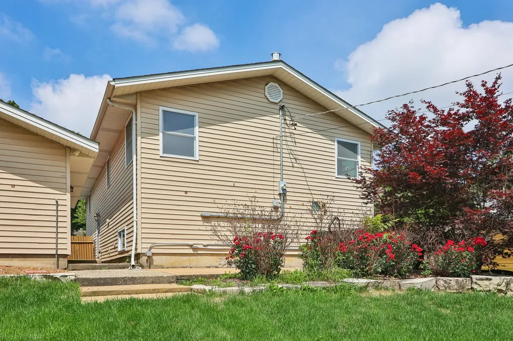 327 Oakwood Drive Antioch IL 60002