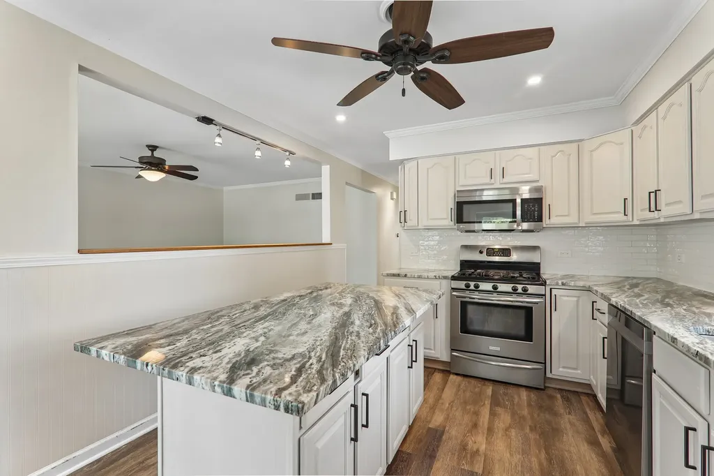 327 Oakwood Drive Antioch IL 60002