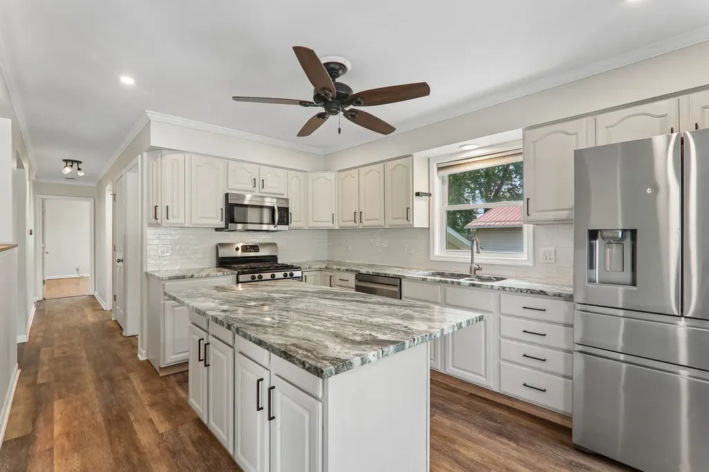327 Oakwood Drive Antioch IL 60002