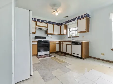 4 Truman Court Streamwood IL 60107