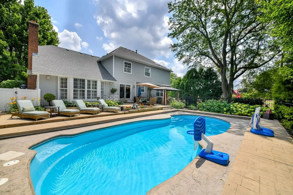 571 Apple River Drive Naperville IL 60565