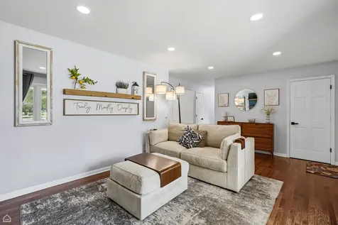 1978 North Fork Circle Elgin IL 60123