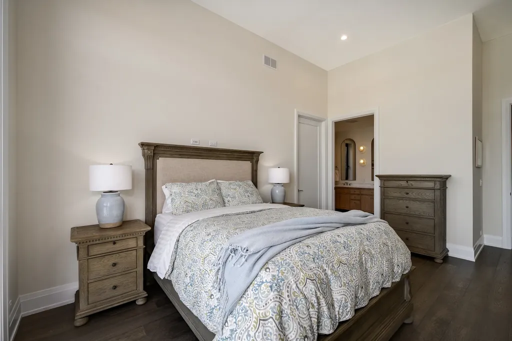 3037 North Lincoln Avenue Chicago IL 60657