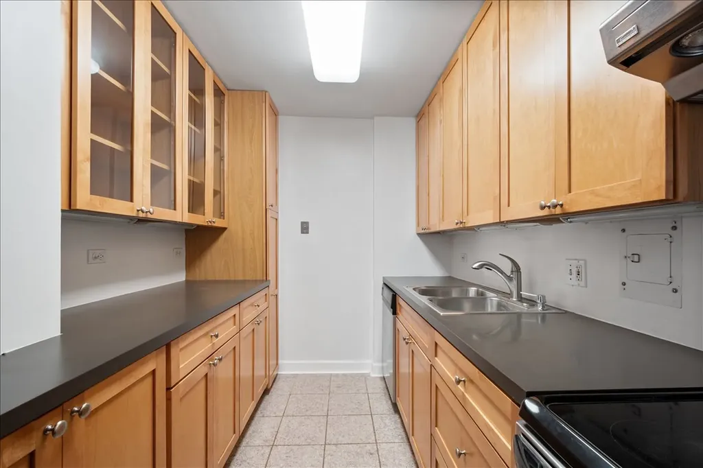 5701 North Sheridan Road Chicago IL 60660