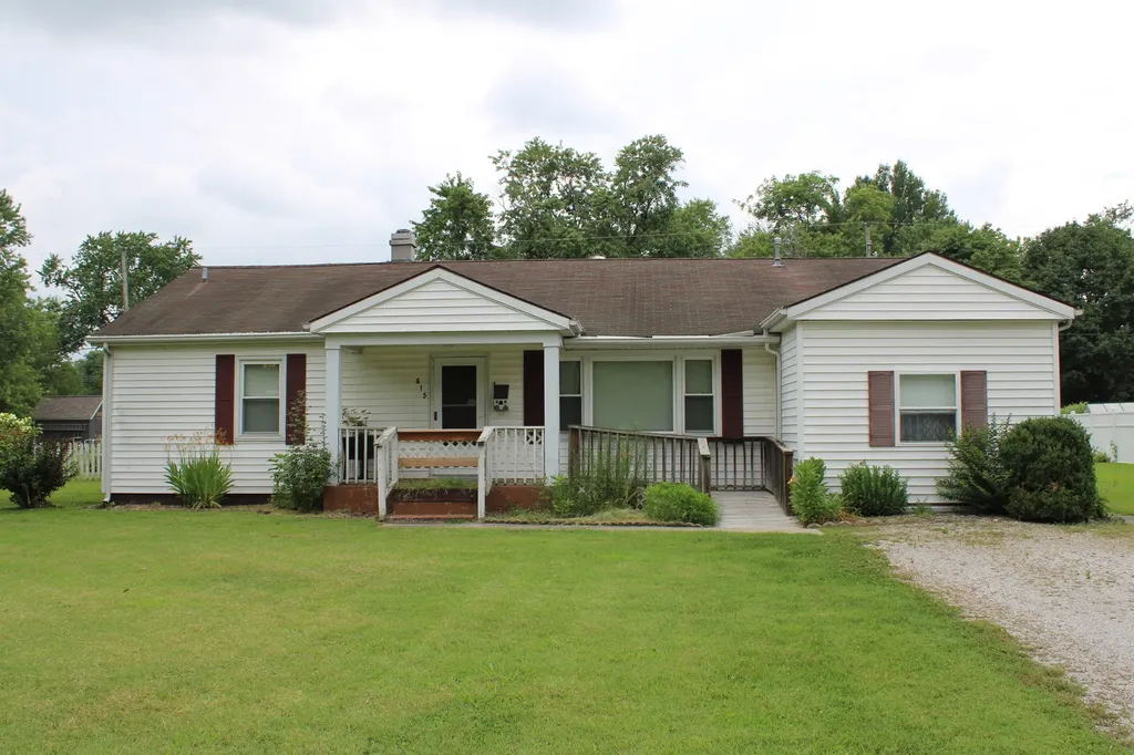 615 North Indiana Avenue Salem IL 62881