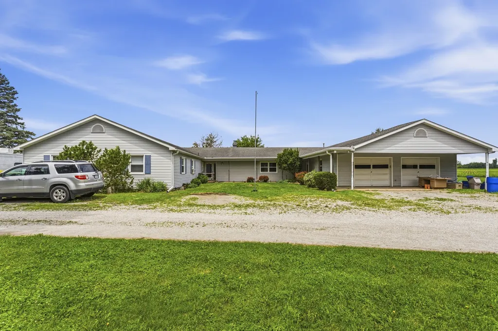 122 County Road 2150 North Mahomet IL 61853