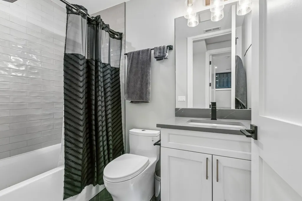 1845 West Waveland Avenue Chicago IL 60613