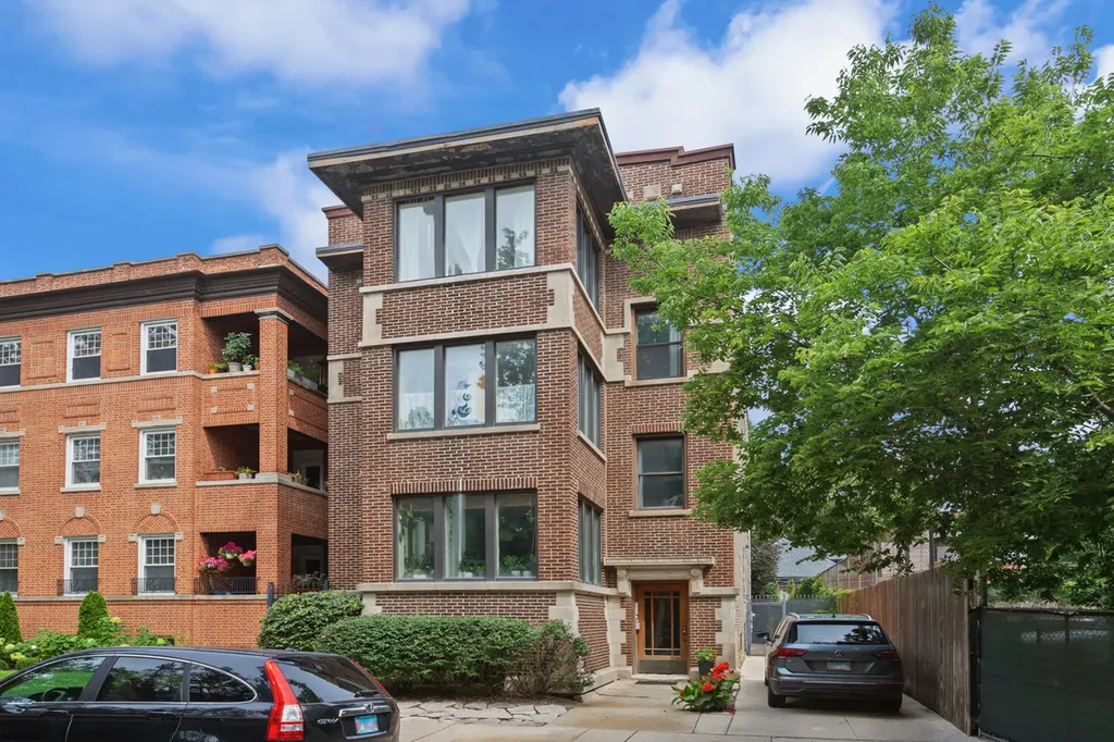 824 West Gunnison Street Chicago IL 60640