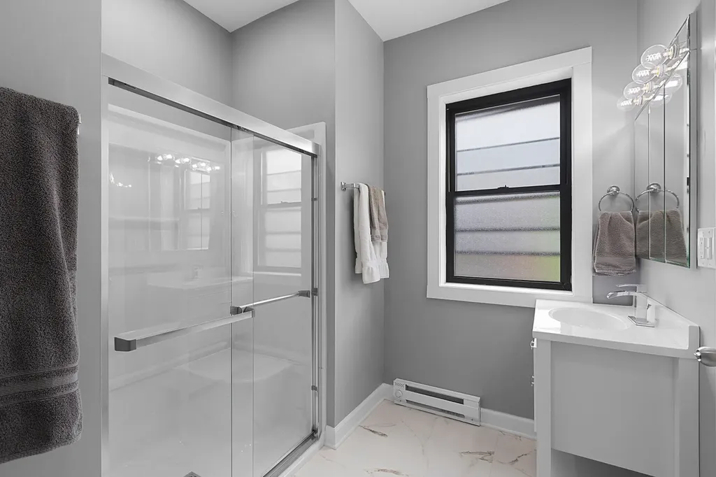 824 West Gunnison Street Chicago IL 60640