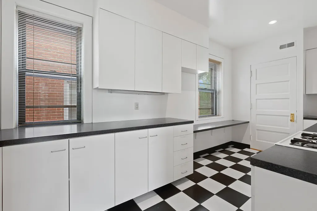 824 West Gunnison Street Chicago IL 60640