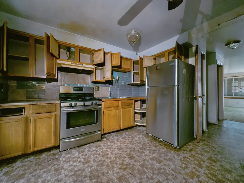 7915 South Saginaw Avenue Chicago IL 60617