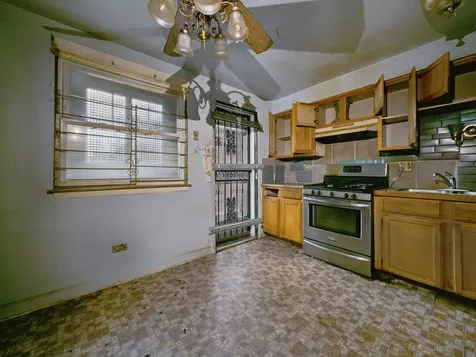 7915 South Saginaw Avenue Chicago IL 60617