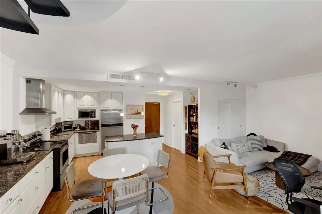 2100 North Lincoln Park West Chicago IL 60614