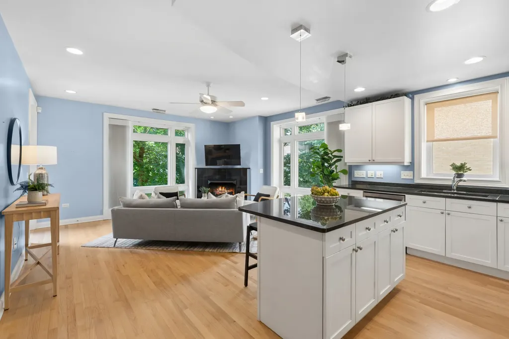 640 West Barry Avenue Chicago IL 60657