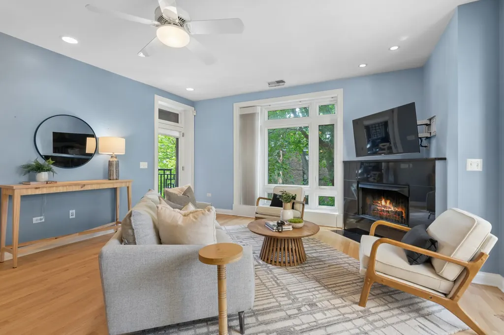 640 West Barry Avenue Chicago IL 60657