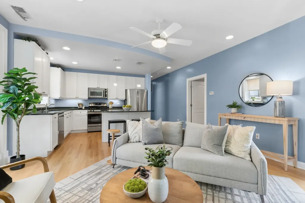 640 West Barry Avenue Chicago IL 60657