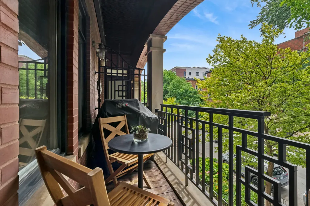 640 West Barry Avenue Chicago IL 60657