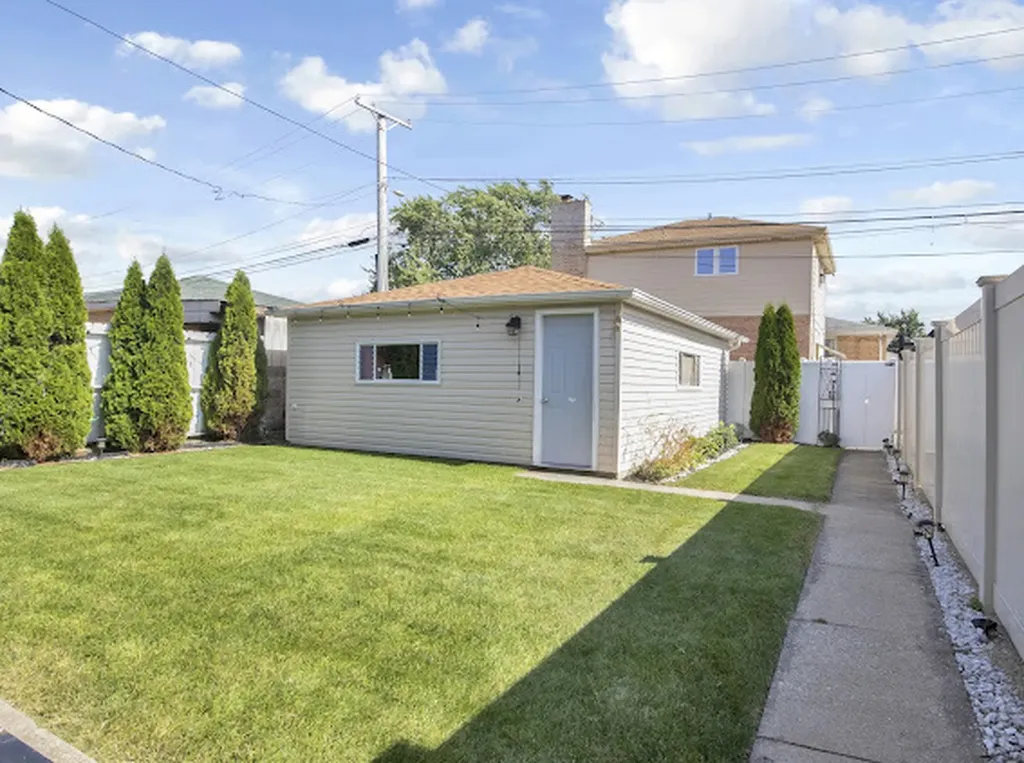 4339 West 83rd Street Chicago IL 60652