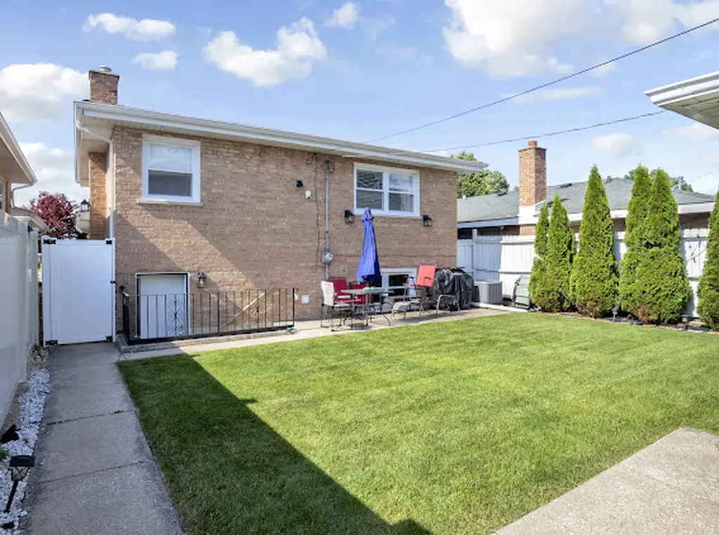 4339 West 83rd Street Chicago IL 60652