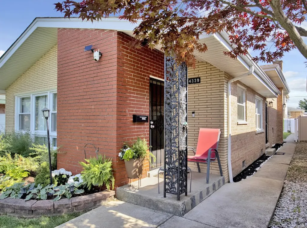 4339 West 83rd Street Chicago IL 60652