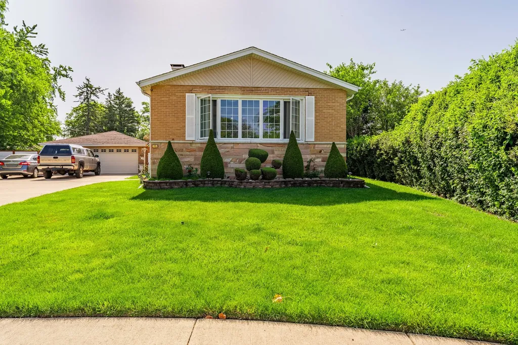 433 East Cherry Hill Drive Addison IL 60101
