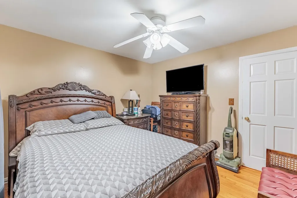 433 East Cherry Hill Drive Addison IL 60101
