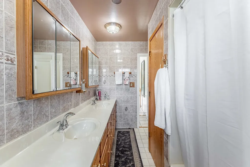 433 East Cherry Hill Drive Addison IL 60101