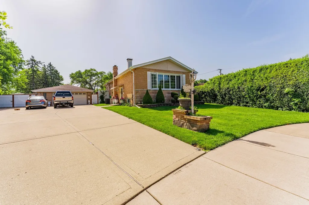 433 East Cherry Hill Drive Addison IL 60101