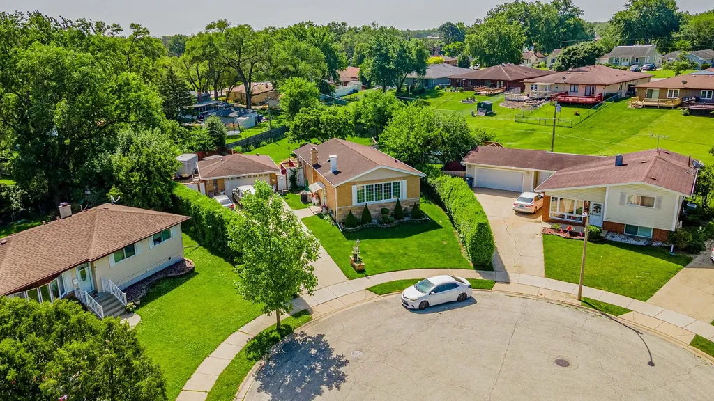 433 East Cherry Hill Drive Addison IL 60101