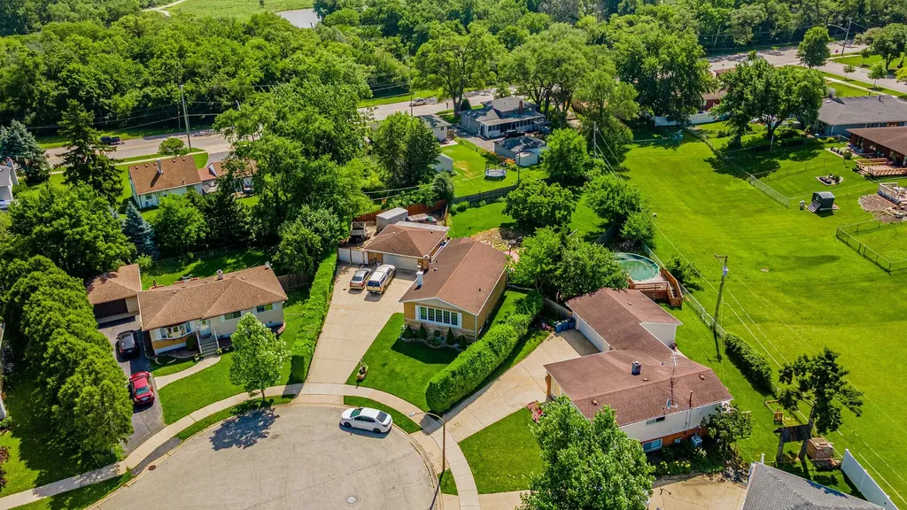 433 East Cherry Hill Drive Addison IL 60101