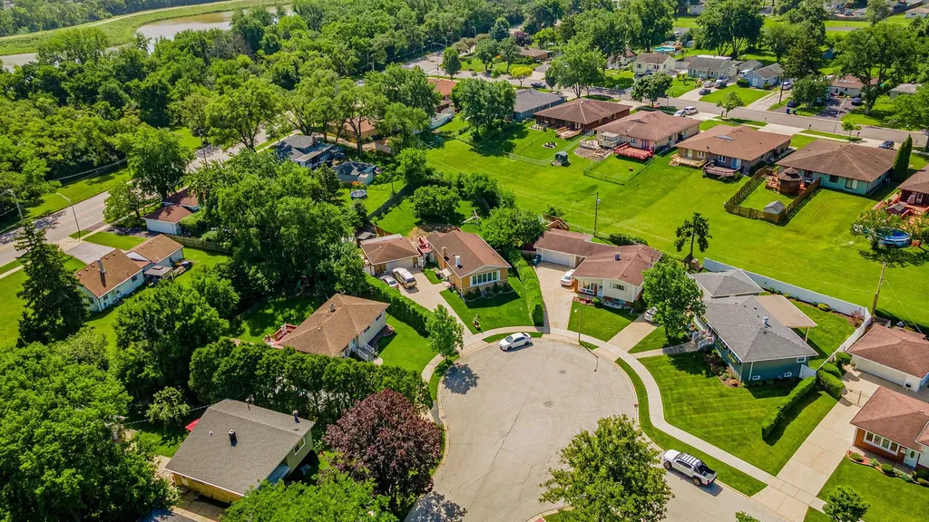 433 East Cherry Hill Drive Addison IL 60101