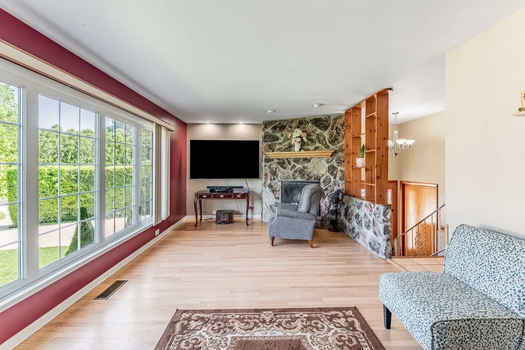 433 East Cherry Hill Drive Addison IL 60101