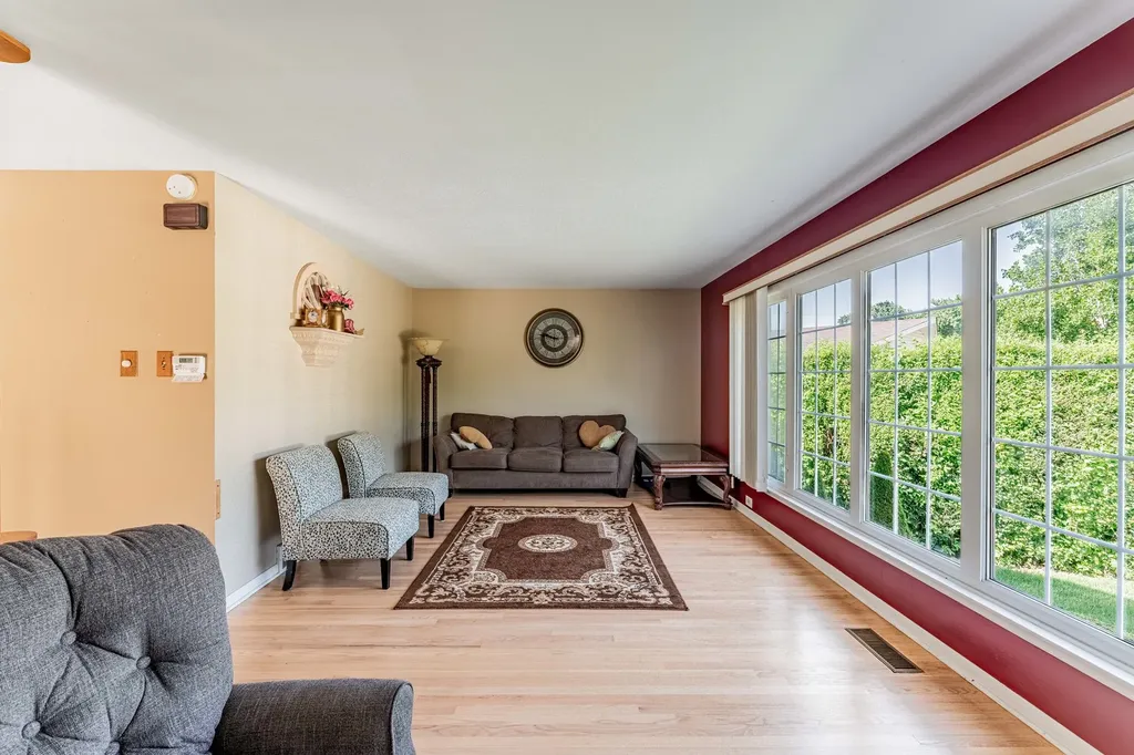433 East Cherry Hill Drive Addison IL 60101
