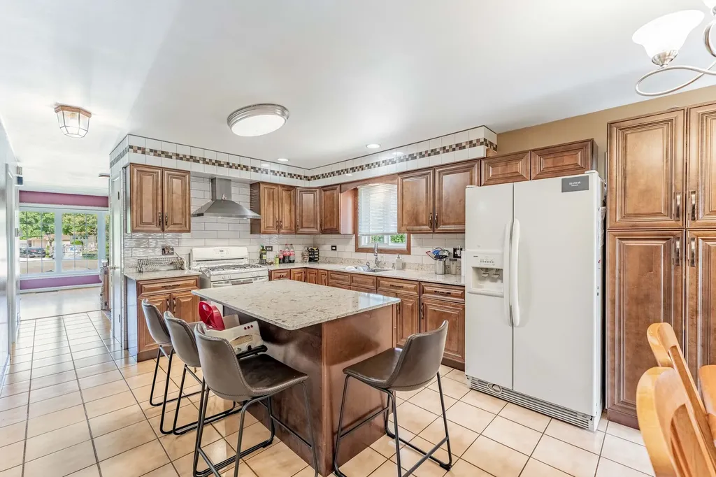 433 East Cherry Hill Drive Addison IL 60101