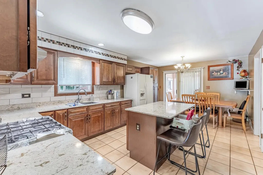 433 East Cherry Hill Drive Addison IL 60101