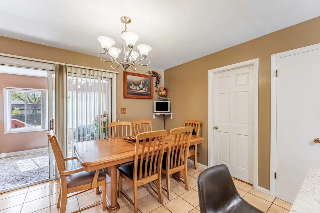 433 East Cherry Hill Drive Addison IL 60101