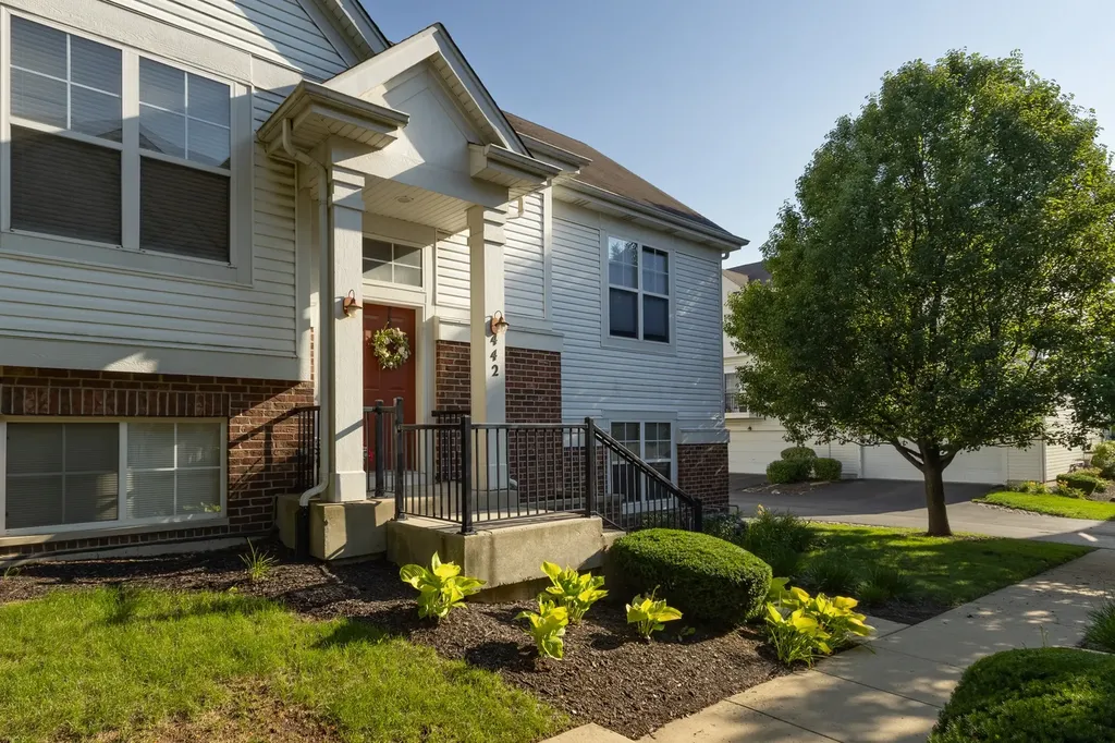 442 Plaza Place Aurora IL 60504