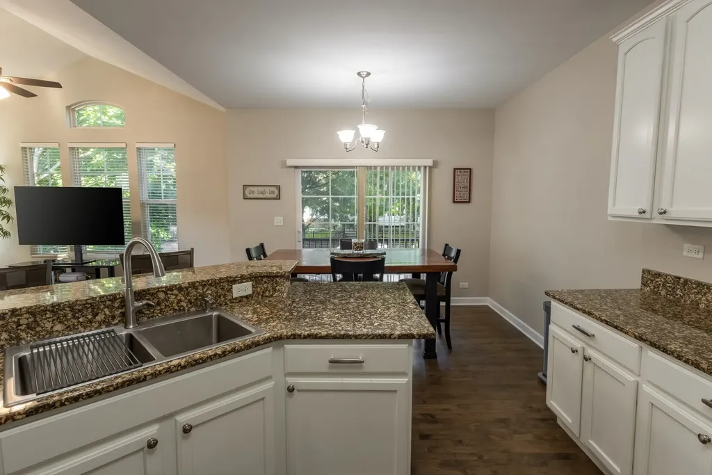 442 Plaza Place Aurora IL 60504