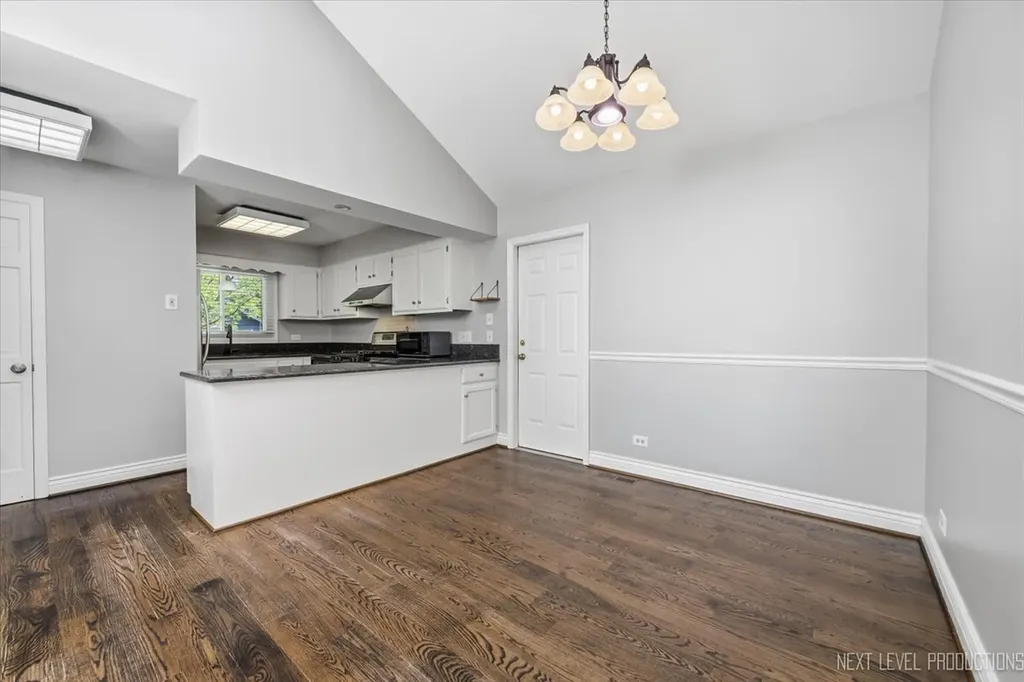 562 Roxbury Drive Naperville IL 60565